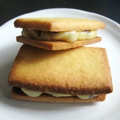 A picture of Rum Raisin Cream Cookies.