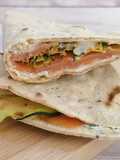 Piadine ai semi di chia con salmone e zucchine