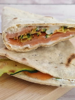 Foto di Piadine ai semi di chia con salmone e zucchine