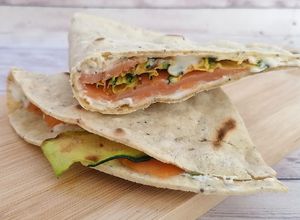 Foto di Piadine ai semi di chia con salmone e zucchine