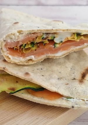 Foto di Piadine ai semi di chia con salmone e zucchine