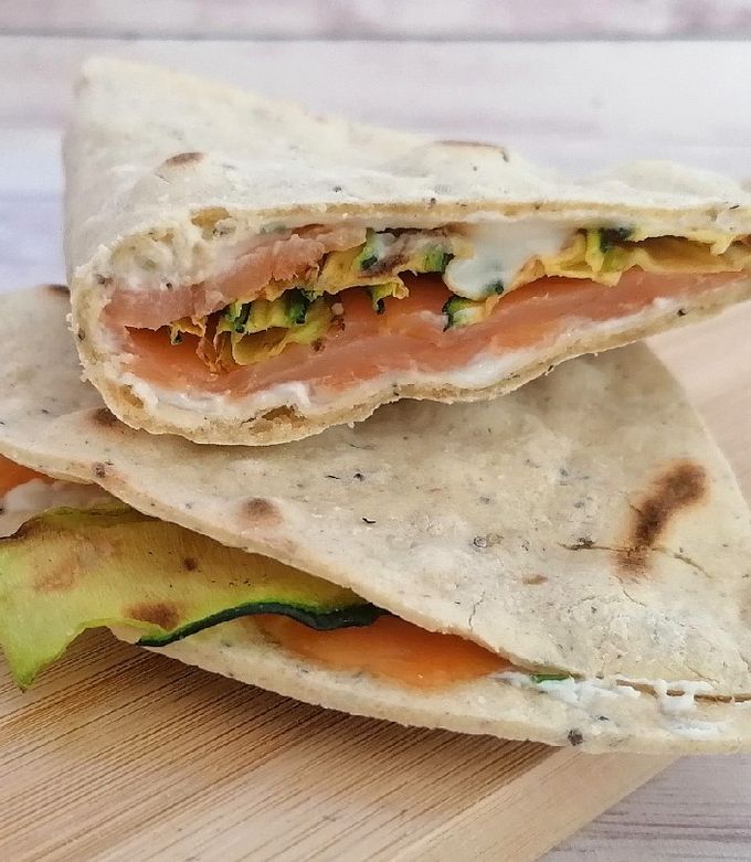Foto di Piadine ai semi di chia con salmone e zucchine