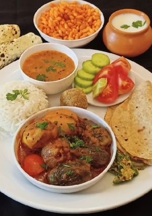 A picture of Gujarati lunch thali.