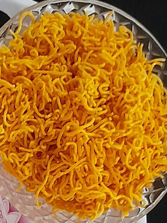 बेसन की नमकीन सेव (besan ki namkeen sev recipe in Hindi) रेसिपी मुख्य फोटो