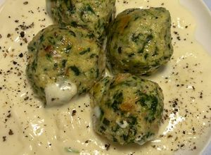 Foto di Canederli al formaggio montasio e spinacino su crema di montasio