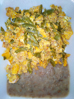 Una foto de Nopalitos con chorizo y huevo