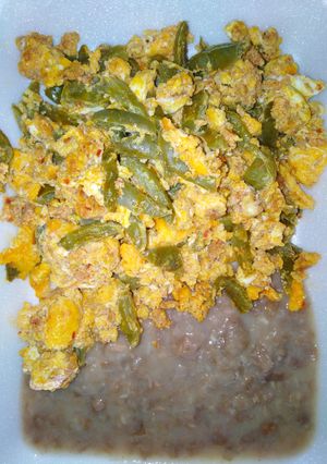 Una foto de Nopalitos con chorizo y huevo