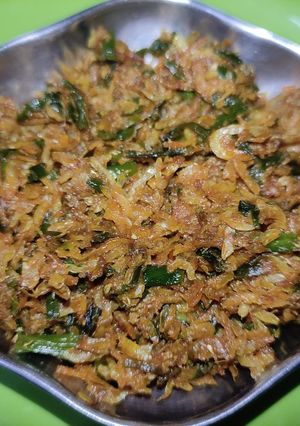 सुकट घालून कांद्याच्या पातीची भाजी (kandyachya patichi bhaji recipe in marathi) रेसिपी चे मुख्य फोटो 