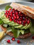 Kanapka z awokado i granatem