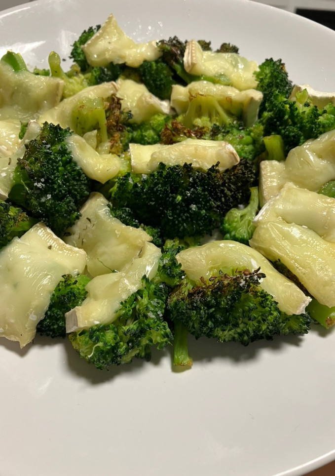 Una foto de Brócoli con queso brie, gratinado en airfryer