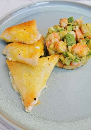 Une photo de Tartare de gambas, avocats et samoussas épicés à la mozzarella
