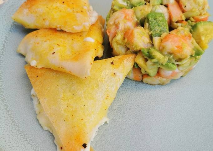 Tartare de gambas, avocats et samoussas épicés à la mozzarella