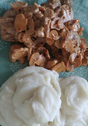 Una foto de Carne con crema de champignones y mostaza con puré de papas 🥔 🍄