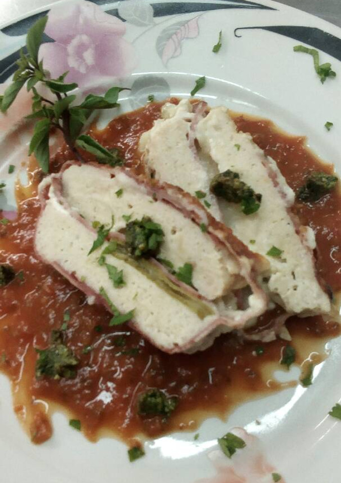 Una foto de Pastel de pollo en salsa napole