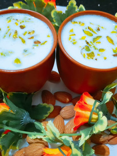 बादाम मिल्क शेक (badam milk shake recipe in hindi) रेसिपी मुख्य फोटो