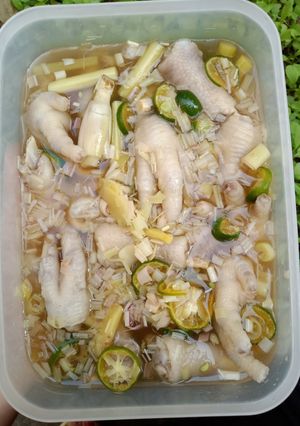 Hình của món Chân gà ngâm sả tắc.