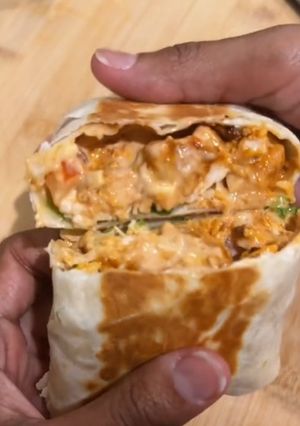 A picture of Chicken Wrap With Spicy Mayo Sauce.