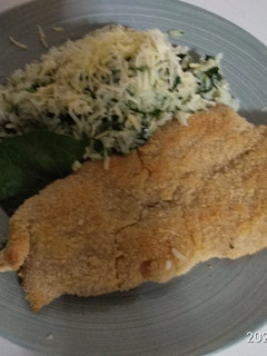 Una foto de Milanesa de pollo al horno y arroz con espinacas