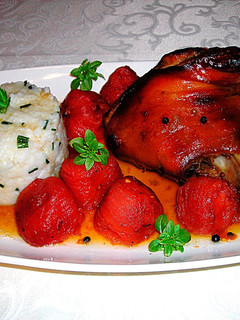 Una foto de Codillo de cerdo en el horno al cidra con tomates y arroz