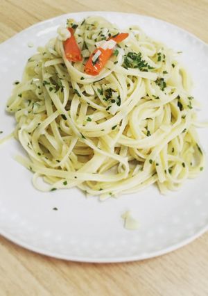 A picture of Linguine with garlic oil.