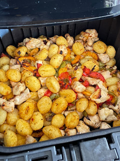 Una foto de ✨ Ñoquis con pollo y pimientos salteados en Airfryer✨