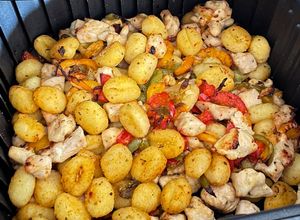 Foto principal de ✨ Ñoquis con pollo y pimientos salteados en Airfryer✨