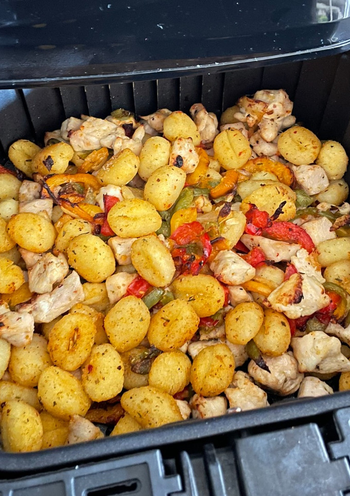 Una foto de ✨ Ñoquis con pollo y pimientos salteados en Airfryer✨