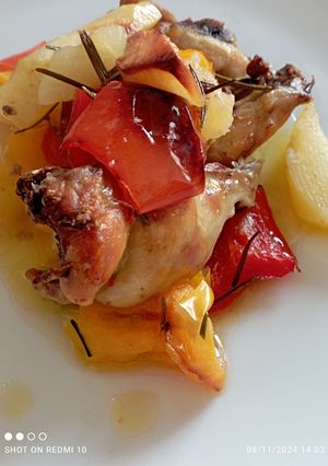 Foto di Pollo ruspante con patate e peperoni al forno
