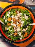 Insalata di rucola con frutta e feta