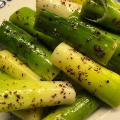A picture of Sumac leeks.