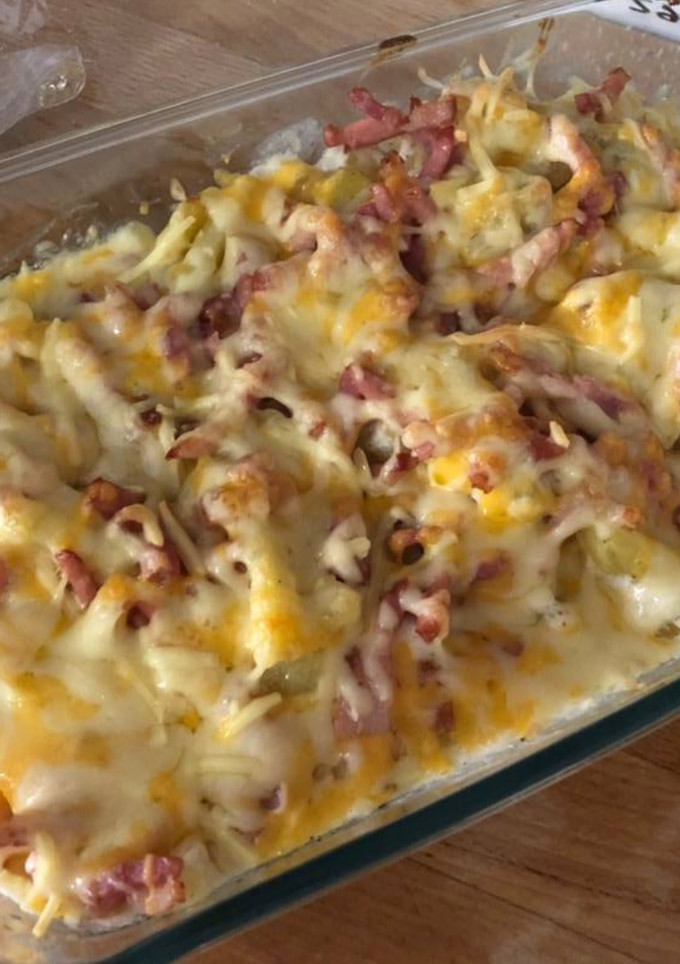 Una foto de Bacon cheese fries