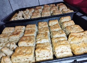 Una foto de Galletas/criollitos CON CHICHARRÓN!!🫴🏻✨