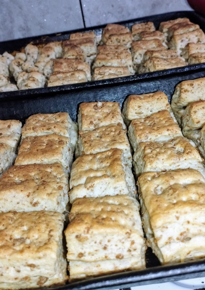 Una foto de Galletas/criollitos CON CHICHARRÓN!!🫴🏻✨