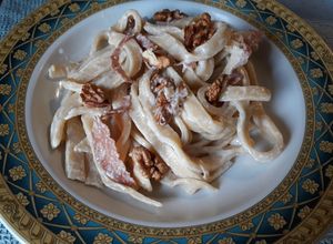 Foto di Scialatielli con noci e striscioline di salame