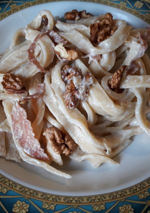 Foto di Scialatielli con noci e striscioline di salame