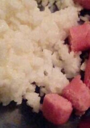Una foto de Salchichas con arroz blanco