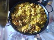 Una foto de pollo con arroz azafran
