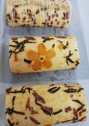 Hình của món Bông Lan Cuộn Mặn Trứng Muối, Lạp xưởng, Rong biển.