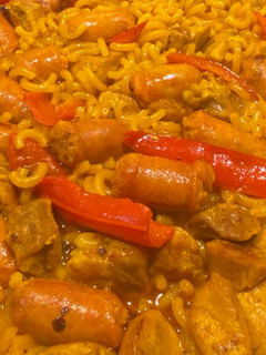 Una foto de Fideo con salchicha y magro de cerdo