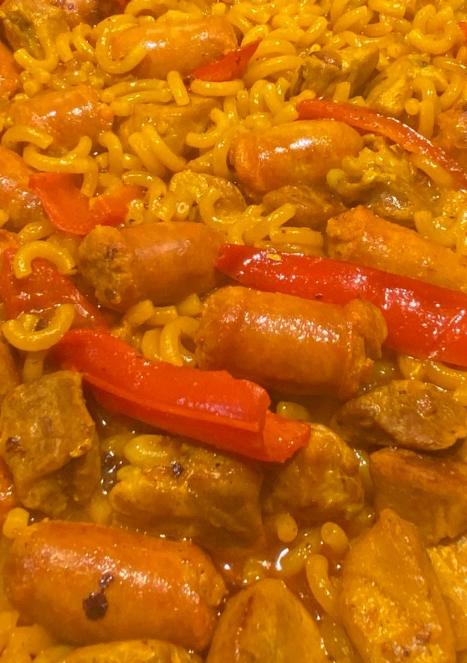 Una foto de Fideo con salchicha y magro de cerdo