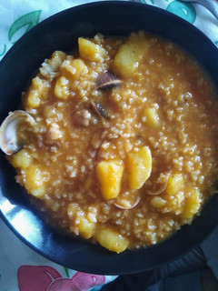 Una foto de Arroz con patatas, almenas y abadejo