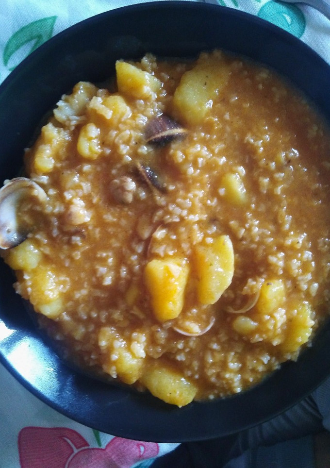 Una foto de Arroz con patatas, almenas y abadejo