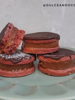 Una foto de Alfajores red Velvet con remolacha