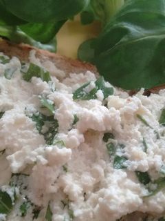 Una foto de Crema de almendras con rúcula enriquecida con Agua de Mar