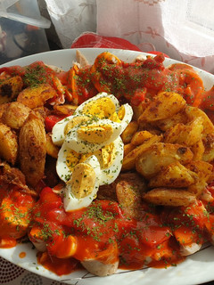 Una foto de Pechuga de pavo rellena con patatas deluxe y salsa de piquillos