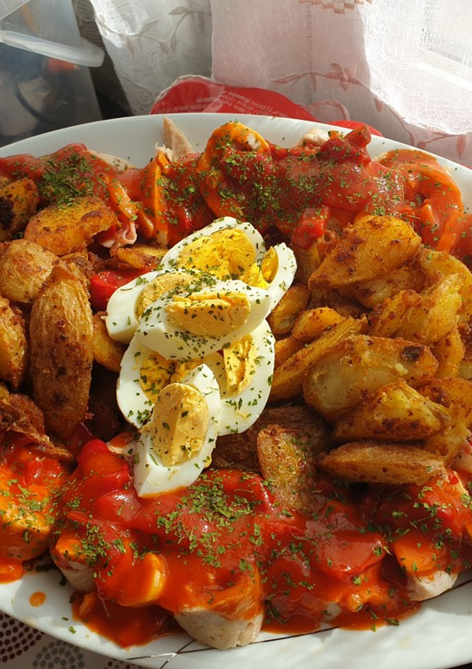 Una foto de Pechuga de pavo rellena con patatas deluxe y salsa de piquillos