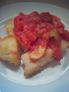 Una foto de Palometa con tomate y pimientos
