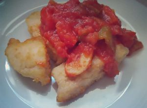 Una foto de Palometa con tomate y pimientos