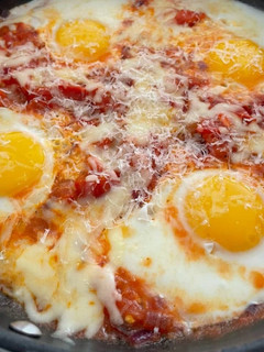 Foto de Ovos com Queijo e Tomate