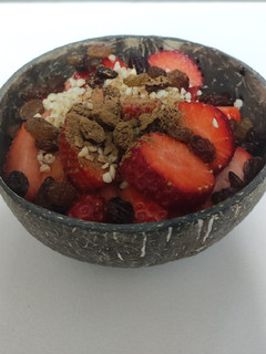 Una foto de Bowl de yogurt y fresas 🍓